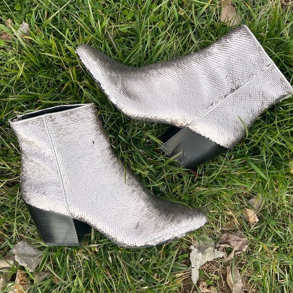 New Parry Dolce Vita Silver Sequin Booties Sz 10 - Picture 2 of 8